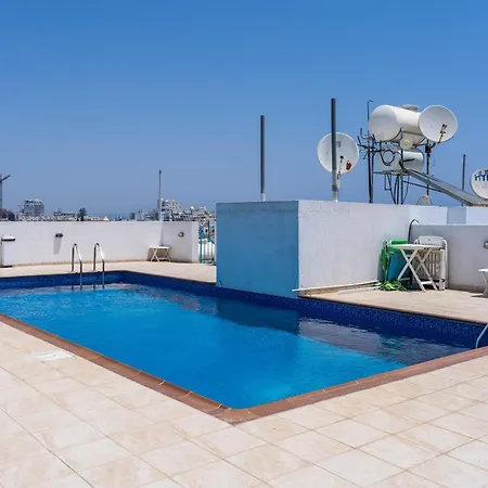 Stylish 2br With Rooftop Pool In Mackenzie