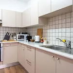 Lägenhet Stylish 2br With Rooftop Pool In Mackenzie Larnaca