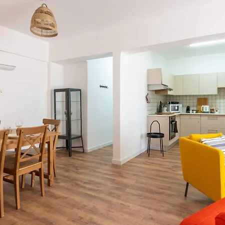 Stylish 2br With Rooftop Pool In Mackenzie Апартаменты