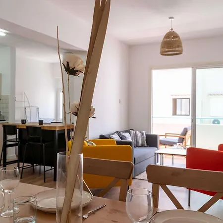 Stylish 2br With Rooftop Pool In Mackenzie Lárnaca
