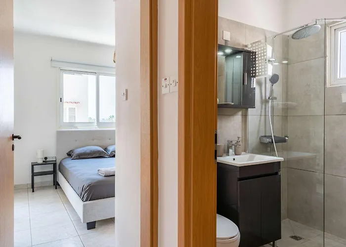 Stylish 2br With Rooftop Pool In Mackenzie Larnaca