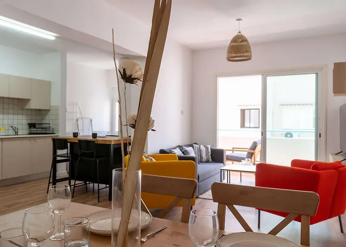 Stylish 2br With Rooftop Pool In Mackenzie Ларнака