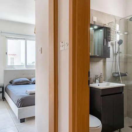 Stylish 2br With Rooftop Pool In Mackenzie Λάρνακα